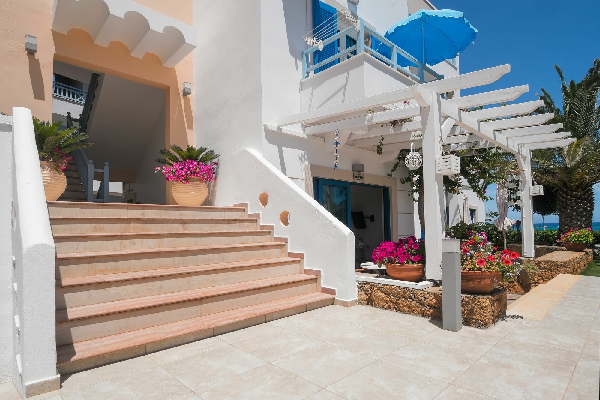 Pyrgos Beach Hotel Apartments Малиа Экстерьер фото